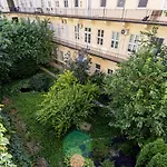 Oasis Apartment On The Broadway With Ac