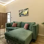 Oasis Apartment On The Broadway With Ac
