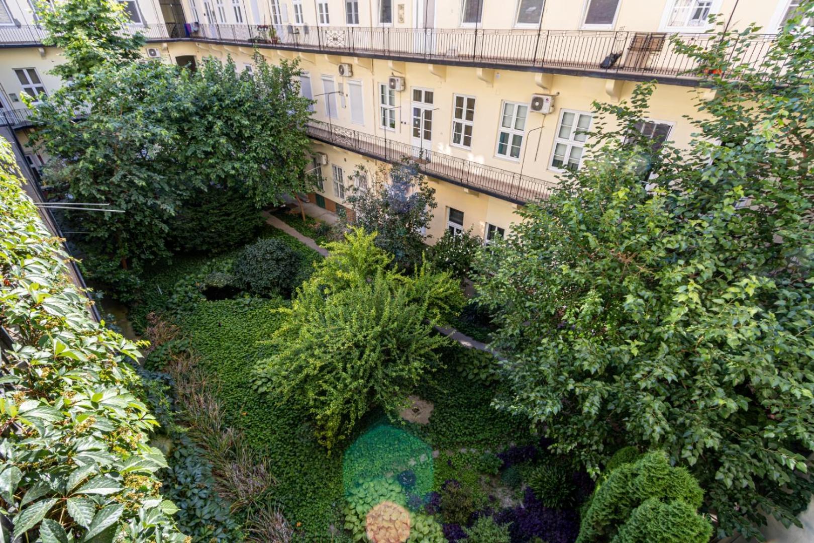 Oasis On The Broadway With Ac * Budapest